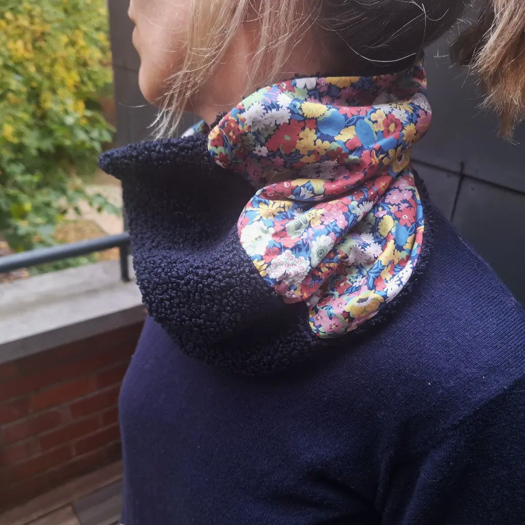 snood_bleu_fleuri_cote.webp