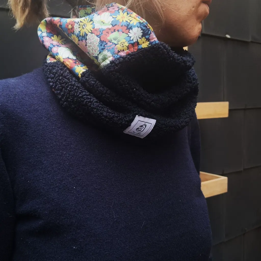 snood_bleu_fleuri_demi_face.webp