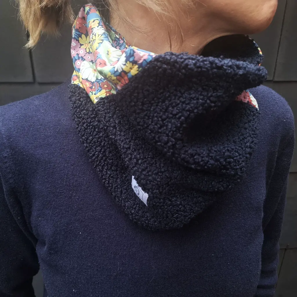 snood_bleu_fleuri_face.webp