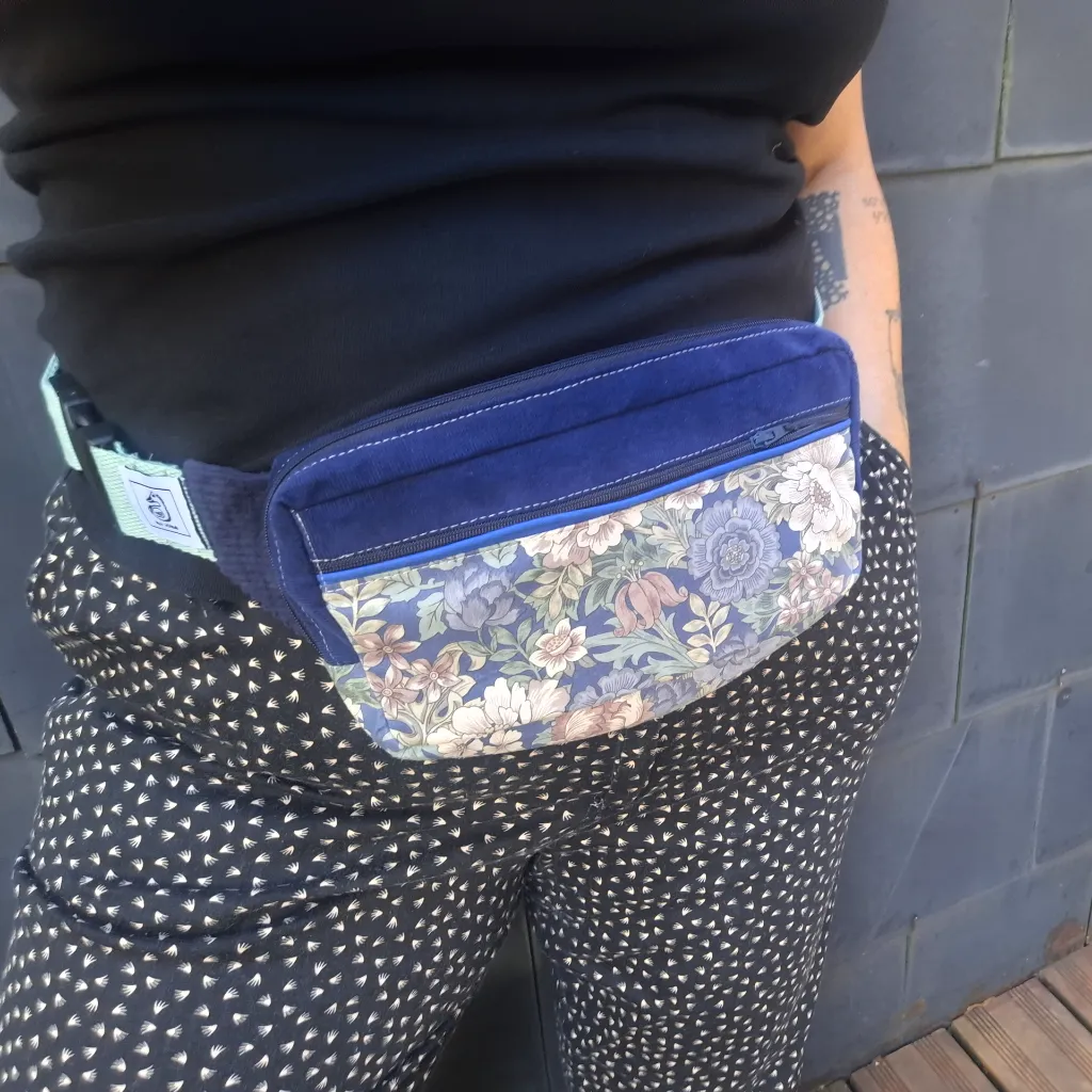 Banane_fleur_bleu_ceinture.webp